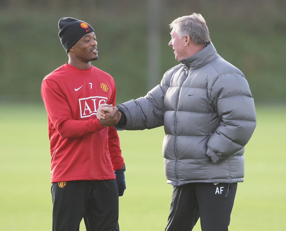 🗣 Patrice Evra: “One day we were tired after a Manchester United game. So we decided not to sign autographs and get on the bus directly. Then suddenly we saw Ferguson signing autographs to the fans for 45 minutes. He then got on the bus and yelled at us: ‘Who do you think you