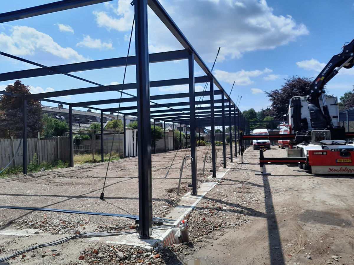 EeftinkRensing's tweet photo. Voor Rensing Bouw leveren en monteren wij in Hengelo de staalconstructie, dak- en wand en overheaddeuren. https://t.co/E0RkL8a4G9