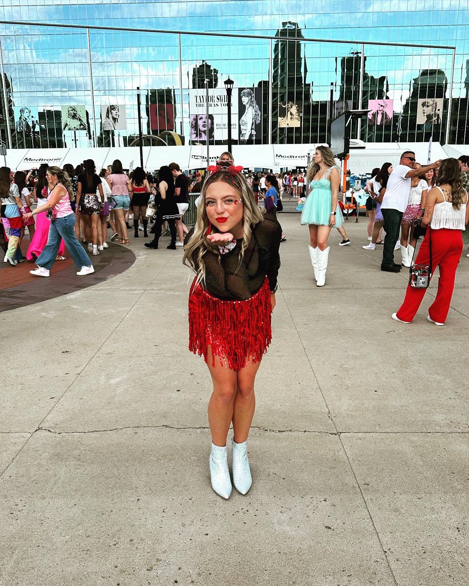 Here’s a kiss from my red lips💋 @taylorswift13 @taylornation13 
#TheErasTour #swiftieapolis #MinneapolisN2