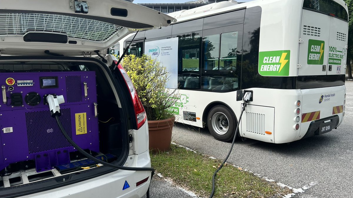 EVChargeGO's tweet photo. Attention, trade show exhibitors and event organizers! #EVChargeGo is your secret weapon for powering your electric vehicle fleet during exhibitions, test drives, and track days. Be the talk of the town with our innovative mobile charging solution. #EventPowering #EnergyAsia https://t.co/XbTtBJ0wqe