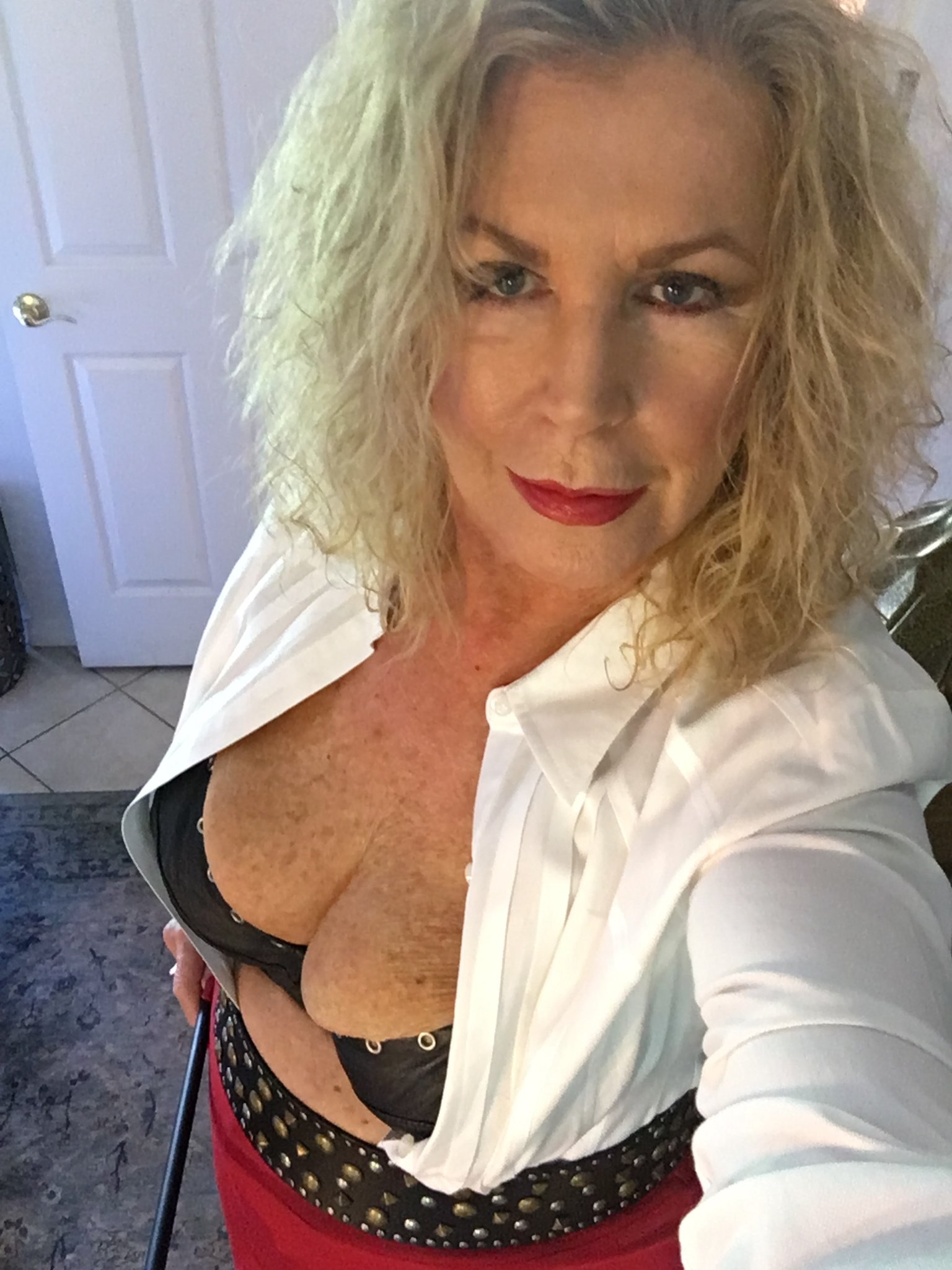erikka-on-twitter-rt-jullymommy-56-years-old-divorced-grandma-of-4