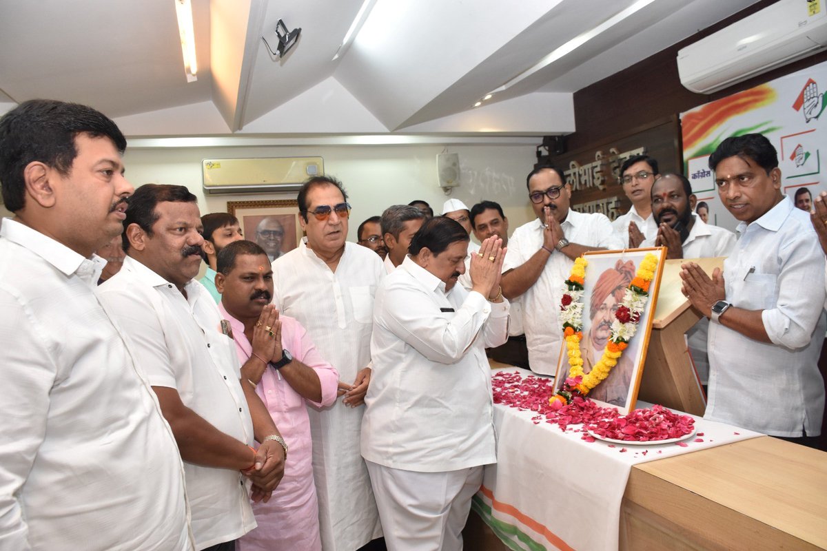madhuannachavan's tweet photo. राजर्षी छत्रपती शाहू महाराज यांच्या जयंती निमित्त आज @INCMumbai  कार्यालय येथे त्यांच्या प्रतिमेस पुष्पहारअर्प‍ित करुन विनम्र अभिवादन केले. या प्रसंगी मुंबई काँग्रेसचे मान्यवर पदाध‍िकारी उपस्थ‍ित होते. #शाहूमहाराज #ShahuMaharaj https://t.co/WPZO7k7uwe