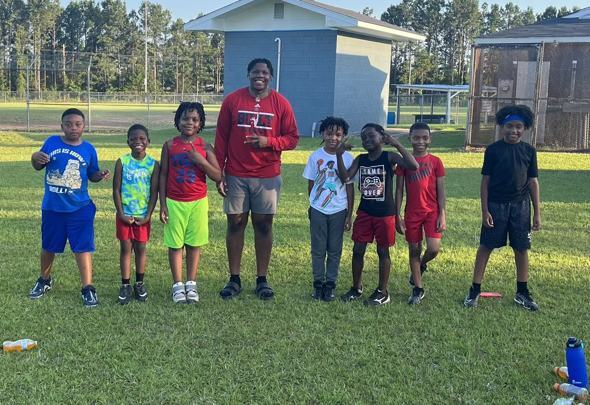 DevonBaskin2's tweet photo. My career bigger then just me got to give some of the knowledge to the youth #hoodhero 🥇💯 https://t.co/cPclz7bzXF