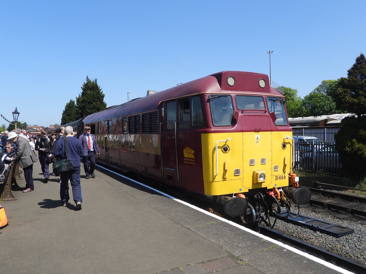 DanSpotter86's tweet photo. THE ROYAL GALA APPLE!!!

Here's a shot of EWS Class 31466 having arrived into Kidderminster Town on 20/06/23 during the Spring Deisel Gala. 
#Class31 #EWS #Kidderminster #severnvalleyrailway #svr #springdeiselgala https://t.co/vElbUP1wQX