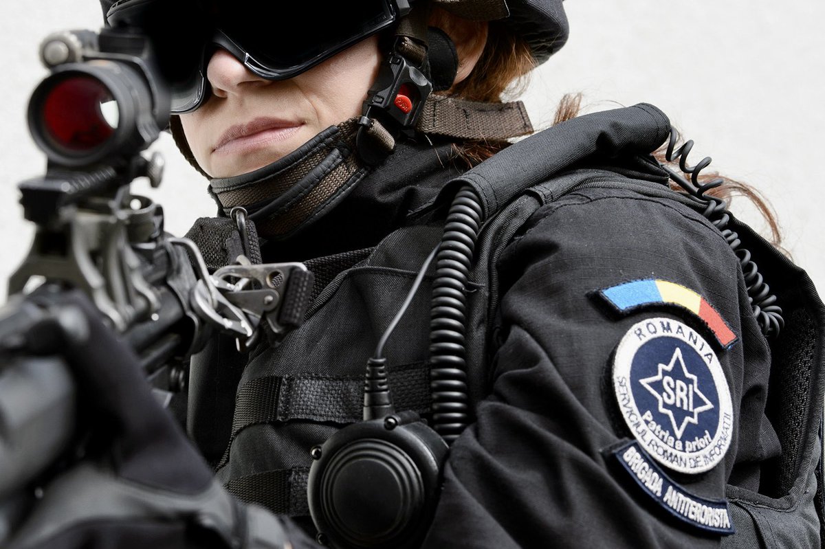 Un drapel mic pe umăr, un drapel mare în suflet