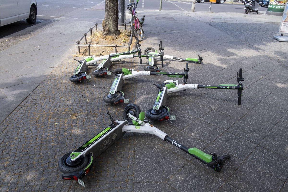 Eine sehbehinderte Frau ist in #Berlin über einen Tretroller gestürzt – und muss ins Krankenhaus. Nun appelliert der Blindenverband an den Senat. checkpoint.tagesspiegel.de/langmeldung/2X…