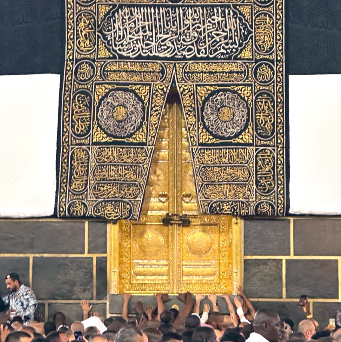 هلاّ تأهبت ليوم عرفة ذاك اليوم المشهود !
اقطع علائق أرضك وامدد حبل وصالك إلى السماء، املأ القلب إجلالًا وتعظيما لملك الملوك كن لحوحًا في الدعاء ولا تتوانى هو يوم من عمرك المنصرم، لكنه -إن صدقت ربك- غيَّر الله تعالى فيه عُمرك، فأقام الموازين المقلوبة وهذّب النفوس المرهقة وعطّر