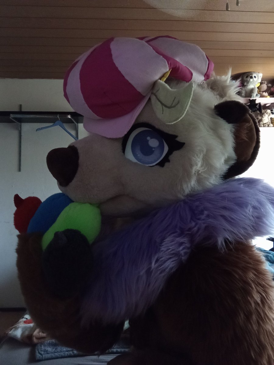 I found a nice hat :3 
...in <a href="/Xilrayne/">Xilrayne</a> `s house...
Ahh she probably won't mind :3