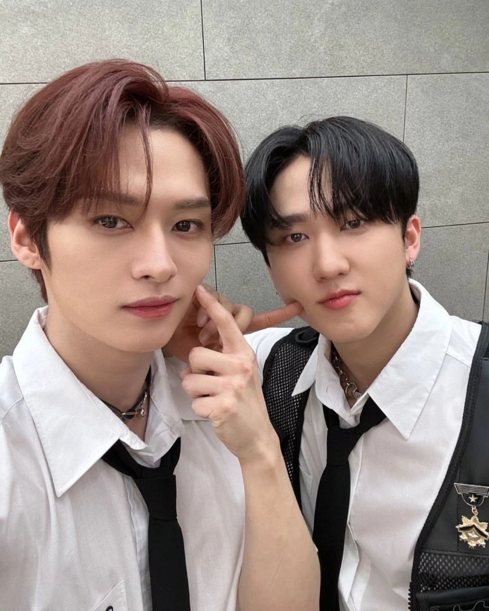 tleeknowsauruzs's tweet photo. 내뒤에 팀은 특수부대 
#리노는기여어 #서창빈 #음악중심 https://t.co/OGhifMtvCC
