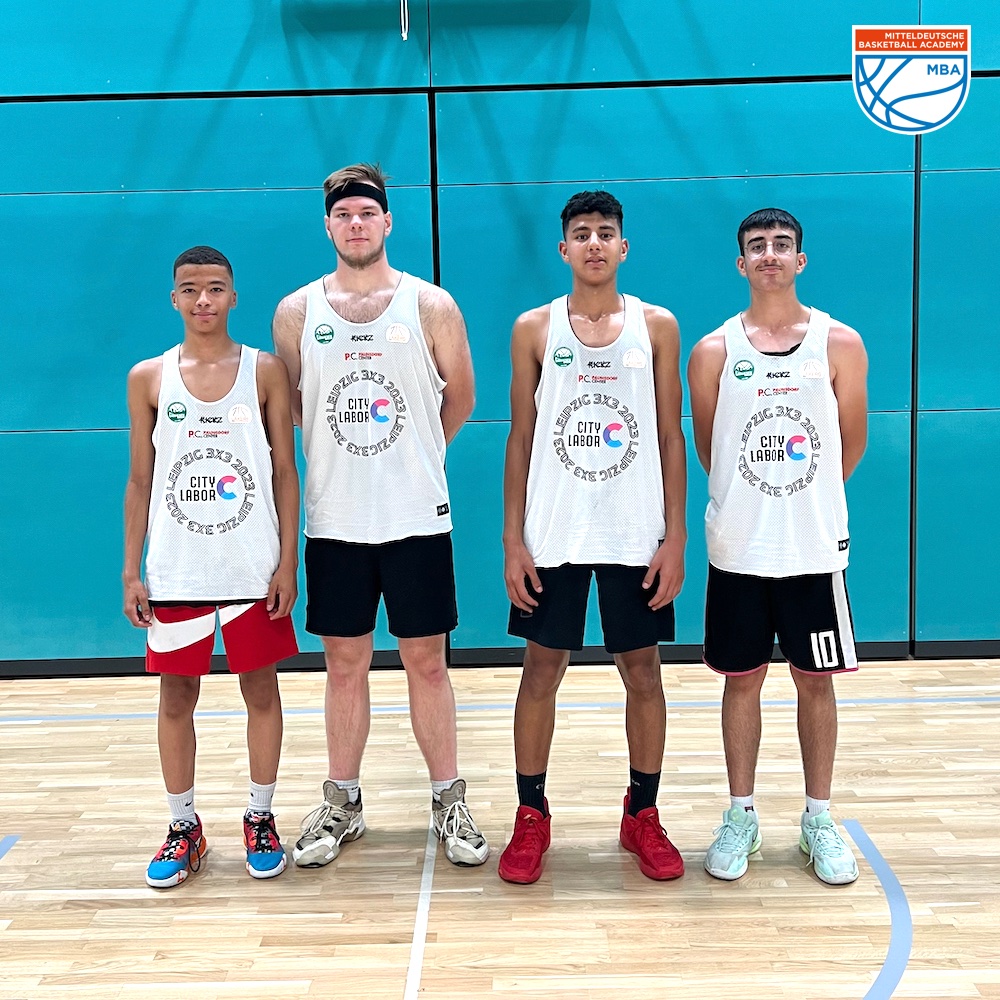 Premiere für neues 3x3 MBA-Team Jahrgänge 2007/08. Die von Coach Hannes Reichert betreute Auswahl aus Jordan Stockfisch (Heimverein BC Anhalt), Mohamed Ibrahim, Taim Munkar (beide ASL Tigers) und Saimen Hornung (BBC Halle) lief beim Turnier in Leipzig auf.
#mba #3x3basketball