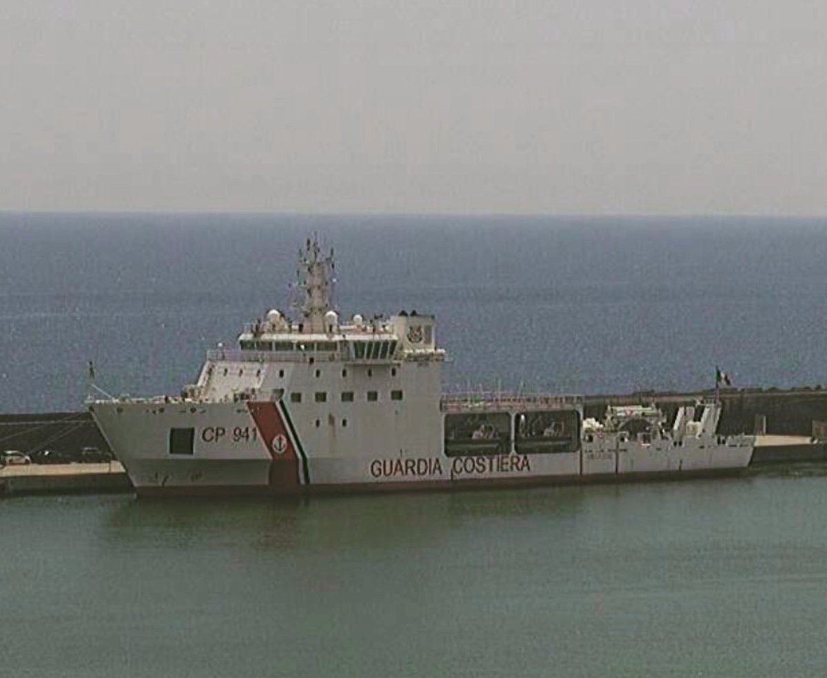 WarshipCam's tweet photo. Italian Coast Guard Dattilo-class offshore patrol vessel Ubaldo Diciotti (CP 941) in Catania, Sicily - June 26, 2023 #ubaldodiciotti #cp941
SRC: webcam https://t.co/eBBEZ2iTM1