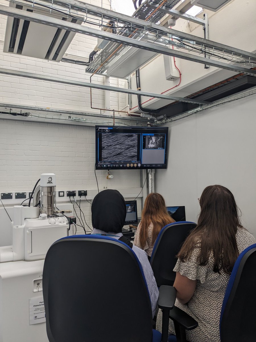 It's #MicroscopyMonday & today we have the @PlymUni Peer Assisted Learning Support team (PALS) in looking at #samples using our @JEOLEUROPE IT510 LV-SEM! 🔬

We're analysing samples covering the breath of faculties supported by their PALS scheme including biology & geology🍀