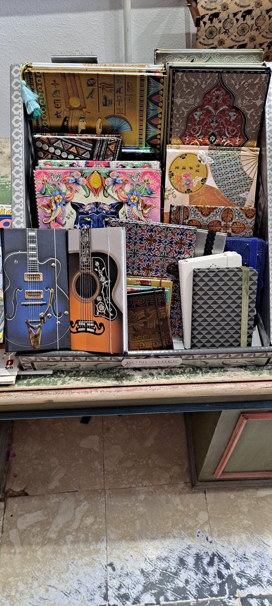 Tienes en la librería a tu disposición libretas de diferentes diseños y tamaños.
Para tus apuntes y tus mejores ideas y anotaciones.