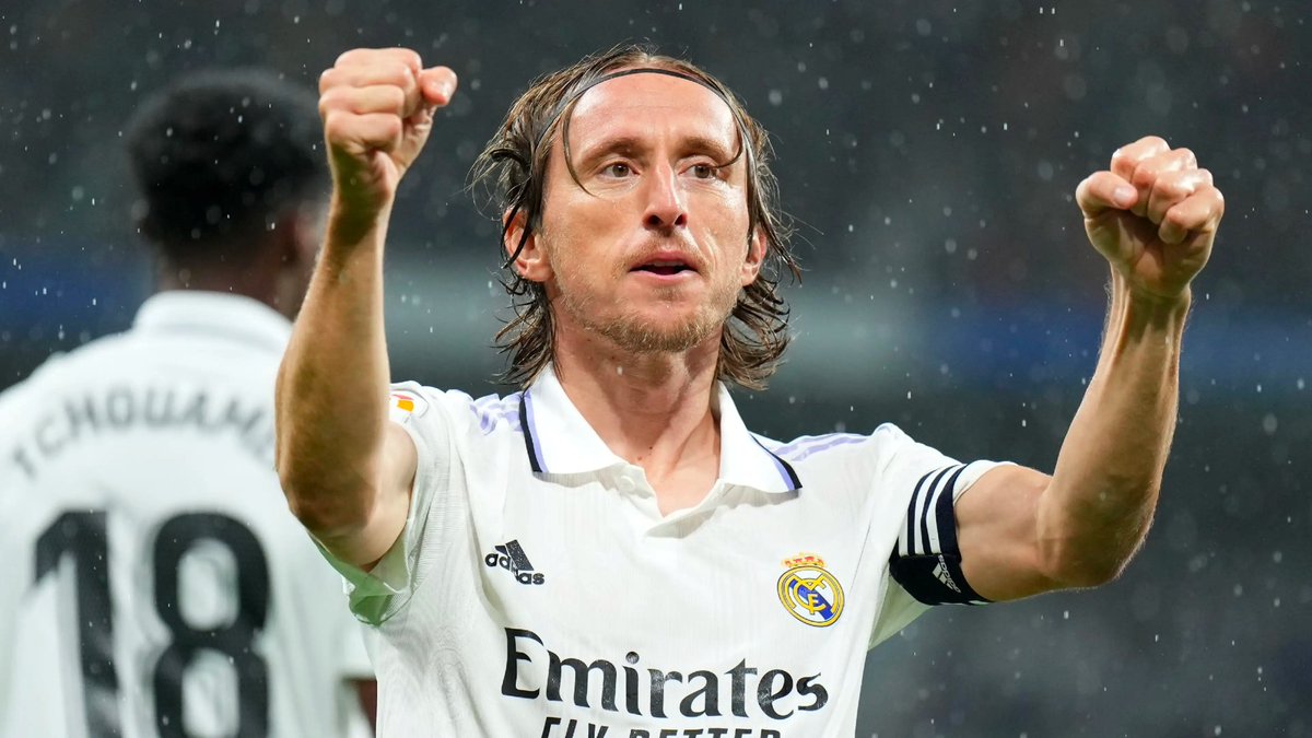 Real Madrid'de Luka Modric'in sözleşmesi 1 yıl daha uzatıldı.