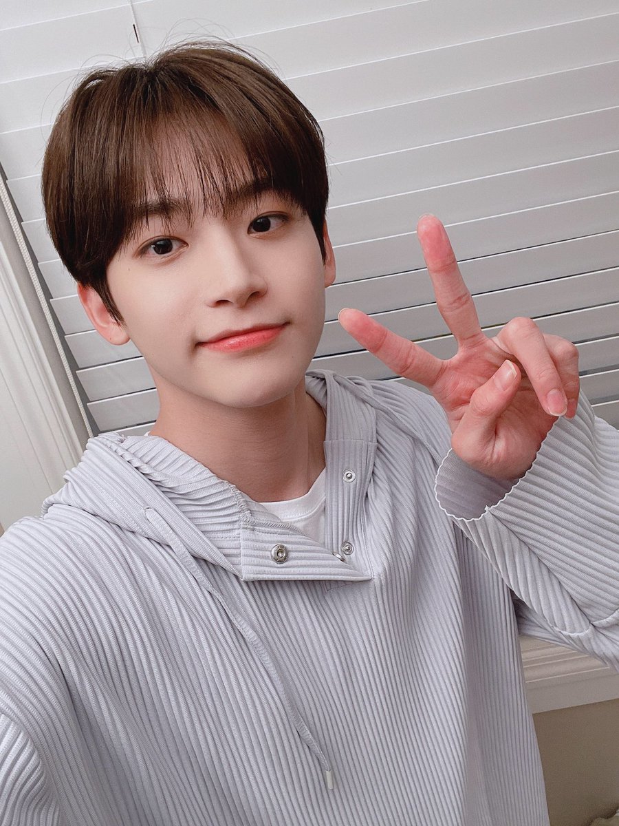 나 진짜 옛날사진인 줄 알고 다시 봣잖아..