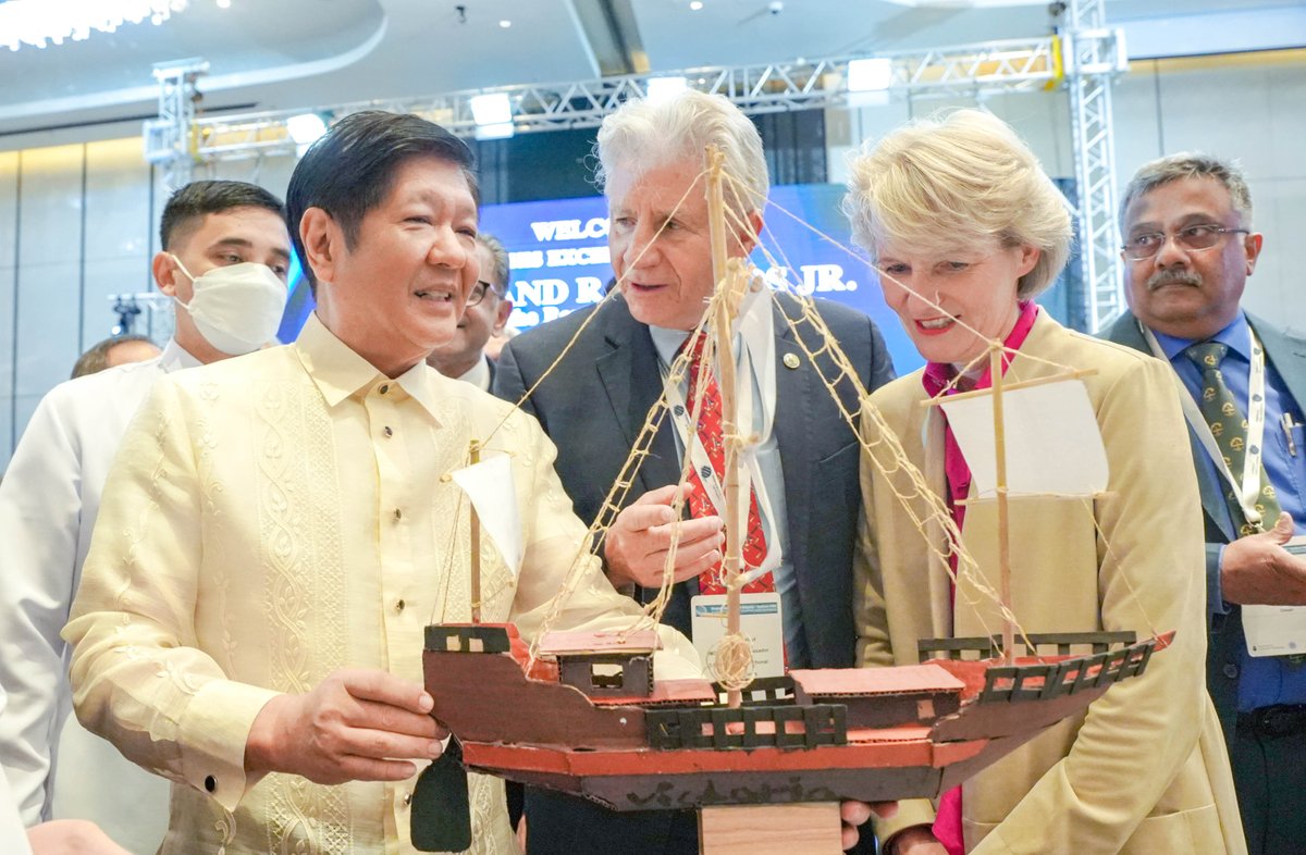 bongbongmarcos's tweet photo. Mas malakas na proteksyon at mas mahusay na kakayahan ng ating mga seafarers!

Layunin nating manatiling “Seafaring Capital of the World,” kaya naman inihahanda natin ang industriya at mga manggagawa nito, partikular na sa pagdating at paggamit ng makabagong teknolohiya kasama ang green fuel sources sa mga barko. Bukod dito, nilinaw din natin sa Seafarers Summit ngayong araw ang sama-samang aksyon ng pamahalaan at iba pang kawani sa pagpapalakas ng sektor at pagsasanay para sa mga seafarer ng bansa.