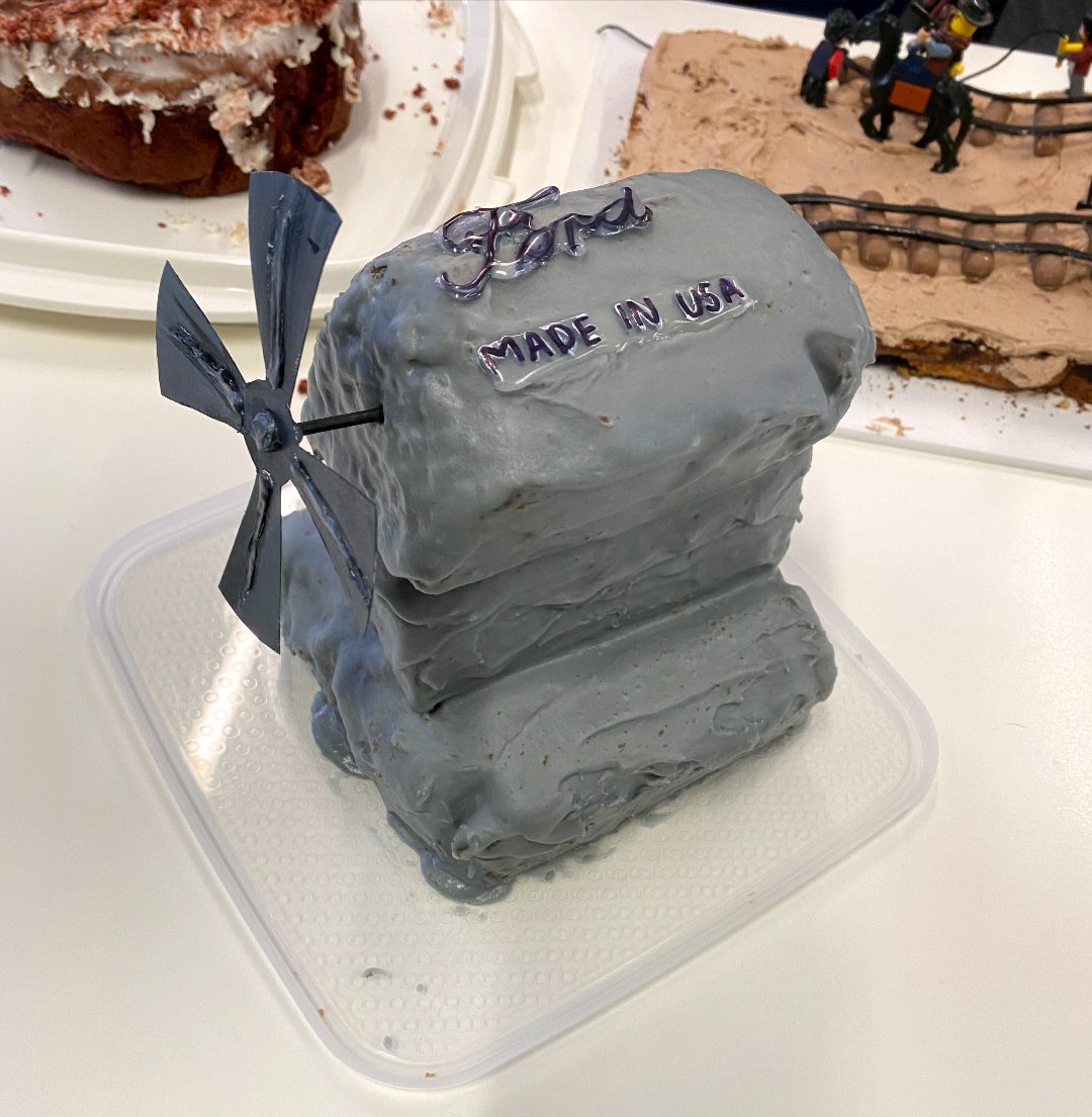 MrsKK8's tweet photo. #HistoryCakeWeek
This time we are heading to the USA for the Capitalism unit, and it is all about trains &amp; automobiles!  I can't believe these are made from cake! @Mrs_L_OConnor @owengwadsworth @pegfitz101 @MotherTeresa_CC #ViSN https://t.co/4amG0JizUr