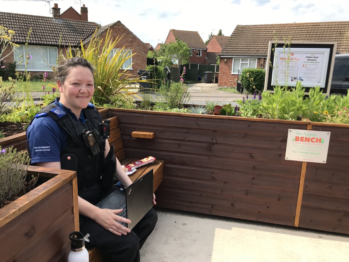 Big thanks to PCSO Claire Gray @leicspolice @LeicsRuralCrime  police for running a Beat Surgery at #TheFriendlyBench Bottesford yesterday. The turnout was amazing & we hope all had the opportunity to address their concerns & sign up for the Neighbourhood Link messaging service.