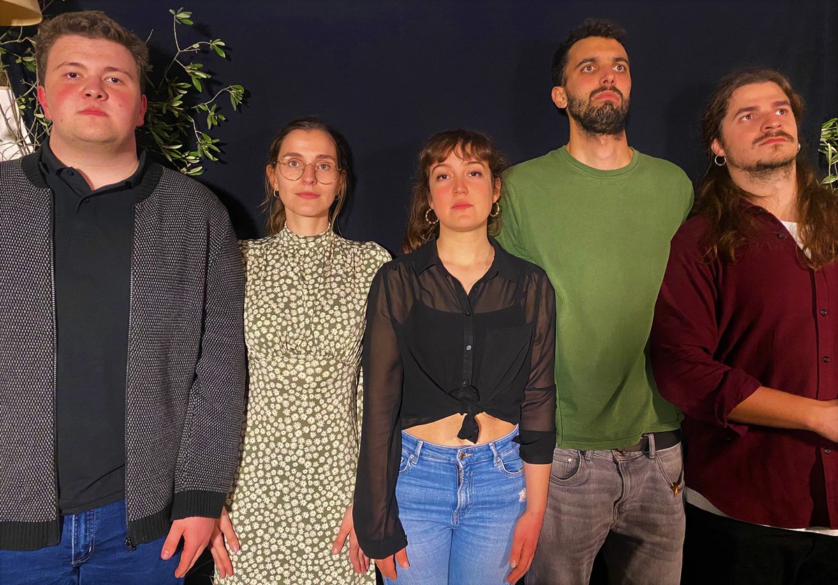 Ràdio Silenci (@rsilenci) on Twitter photo ‼️ Aquest dilluns 26 de juny a les 21h, omplim l'estudi de Ràdio Silenci, al 8-10 del carrer Banys (Galeries). Portes obertes per seguir en directe l'últim 'Al fons a l'esquerra' de la temporada, amb <a href="/juthtorner/">Judith Torner</a>, <a href="/garriga_laura/">Laura Garriga</a>, <a href="/eduguerra1409/">Edu Guerra</a>, <a href="/RibaCB/">Carles Riba</a> i <a href="/clisques/">Andreu Clapés</a>. T'hi esperem! ‼️ Aquest dilluns 26 de juny a les 21h, omplim l'estudi de Ràdio Silenci, al 8-10 del carrer Banys (Galeries). Portes obertes per seguir en directe l'últim 'Al fons a l'esquerra' de la temporada, amb <a href="/juthtorner/">Judith Torner</a>, <a href="/garriga_laura/">Laura Garriga</a>, <a href="/eduguerra1409/">Edu Guerra</a>, <a href="/RibaCB/">Carles Riba</a> i <a href="/clisques/">Andreu Clapés</a>. T'hi esperem!