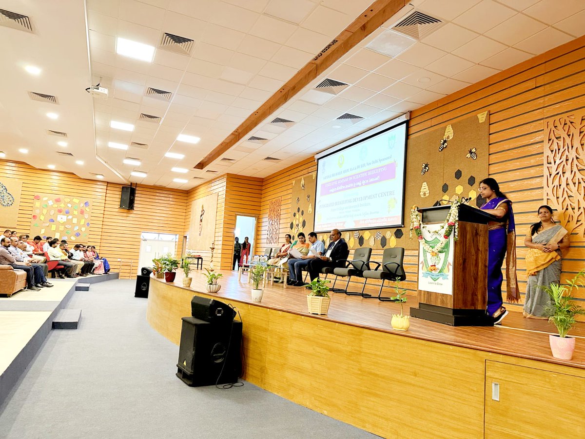 FCRIHyderabad's tweet photo. IBDC, FCRI Mulugu organised State Level seminar on Scientific Beekeeping to create awareness among 250 farmers &amp; beekeepers. Officers and scientists from all  departments participated in the events.
@AgriGoI @dobriyalrm @skltshu @HarithaHaram  @SingireddyBRS @kvicindia https://t.co/KubWLiiHbX