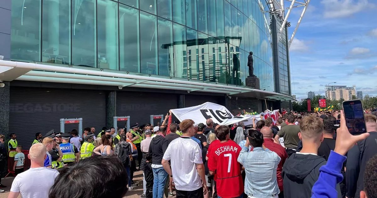 🚨🚨| BREAKING: #mufc fans will protest against the Glazers at the club's Old Trafford megastore tomorrow with the club's eight-month takeover saga showing no sign of ending soon. [@MikeKeegan_DM]