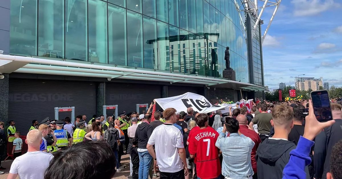 centredevils's tweet image. 🚨🚨| BREAKING: #mufc fans will protest against the Glazers at the club's Old Trafford megastore tomorrow with the club's eight-month takeover saga showing no sign of ending soon. [@MikeKeegan_DM]