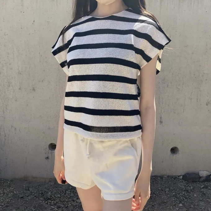 【ZARA】体型カバー効果すごい…!二の腕が隠せる「着痩せトップス」サラッと涼しくて毎日着たい!  ZARAの「ストライプ ラスティックTシャツ」がお気に入り!太めのストライプがレトロマリン風でおしゃれなの。スカートともパンツとも合わせやすく、夏のお出かけにぴったり!