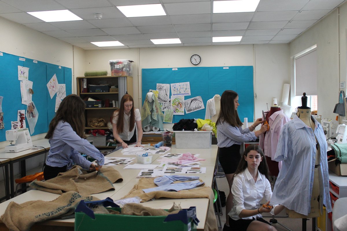 PipersArts's tweet image. Year 10 have enjoyed thinking about how to tackle the issue of waste fabric and mass produced garments in their Sixth form taster session today. They upcycled second hand shirts donated by staff members, in a Great British Sewing Bee style challenge. #PiperSixthform #PipersYear10