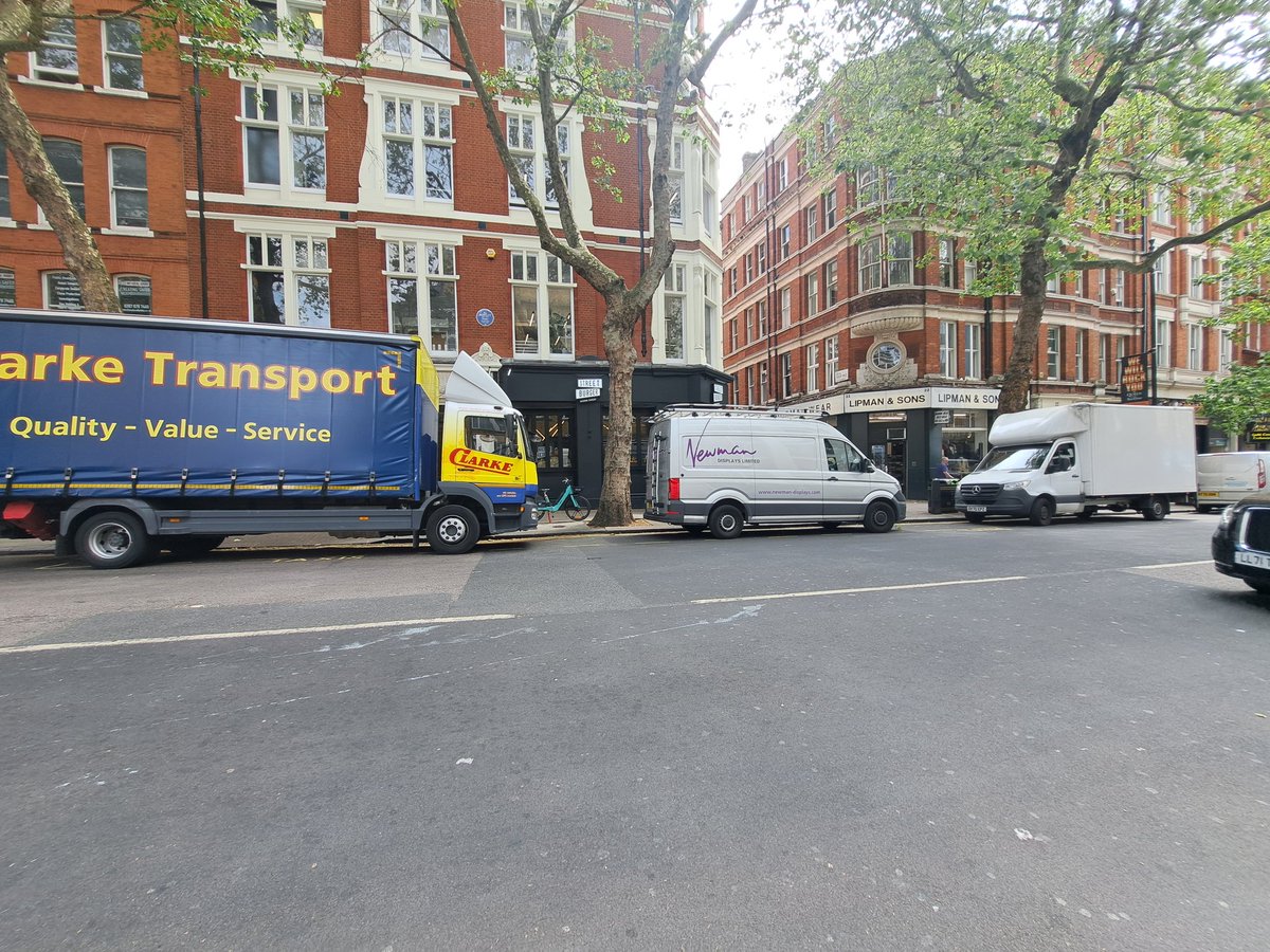 Head2Knowledge's tweet image. Can't even park on this cab rank, something must be done (Charing X road).