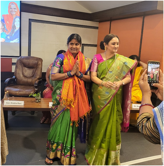DAY_NRLM's tweet photo. Smt. Shobha Rani enjoyed to be a part of and discussing ways to promote diverse options of livelihoods for rural women in Telangana.
#W20Summit #SHG #SamaveshiVikaas #MoRD #DAYNRLM https://t.co/Lky0xWZyrw