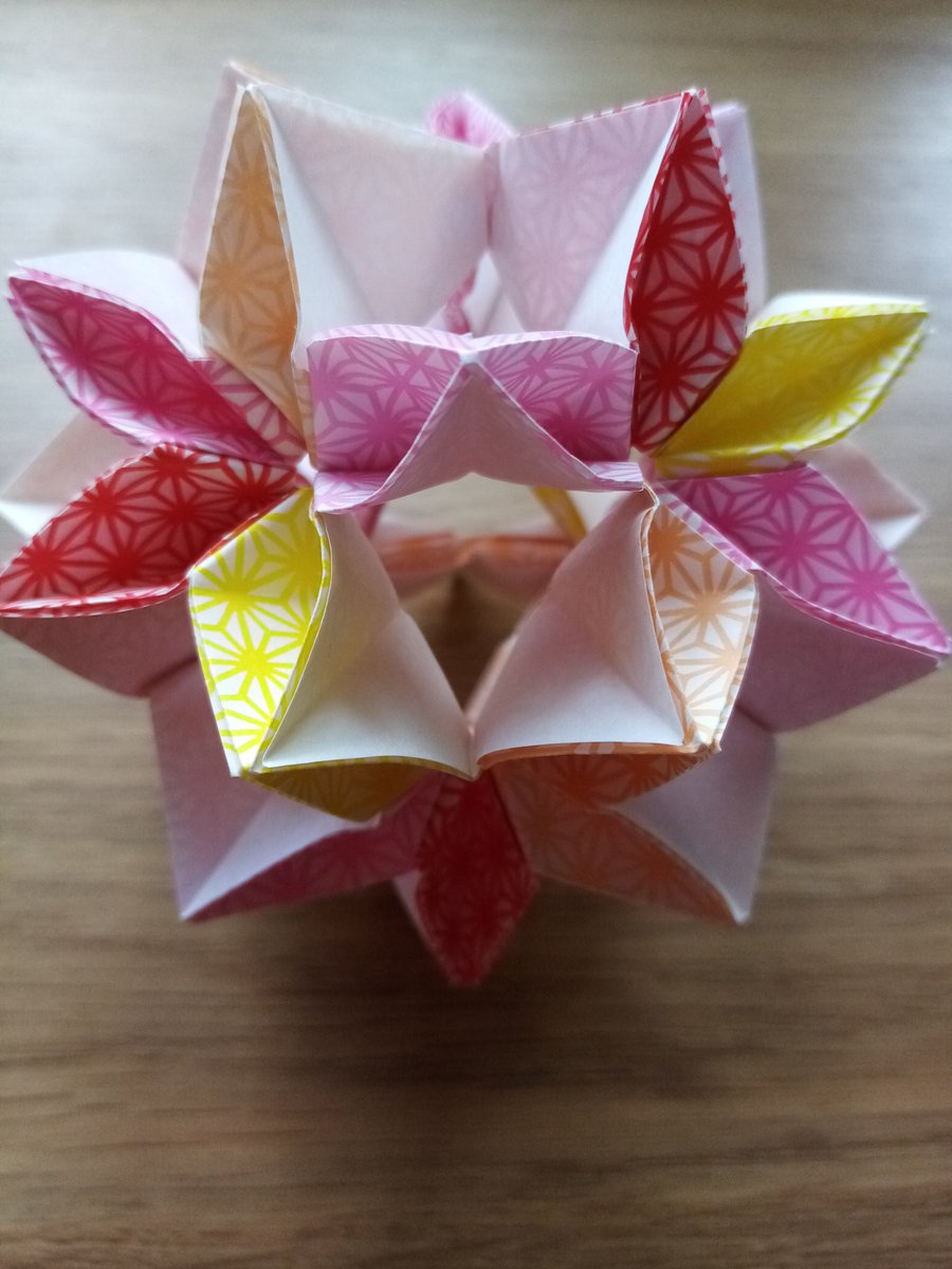 michasorigami1's tweet photo. New fold #MondayMotivation #brainworkout 🧠 
#origami  30units 
#cherryblossom
🌸 #kusudama after Kankichi no cuts no glue #mindfulmoment
D3 thinking #foldit #buildit 🙌 https://t.co/cdkWavurTr
