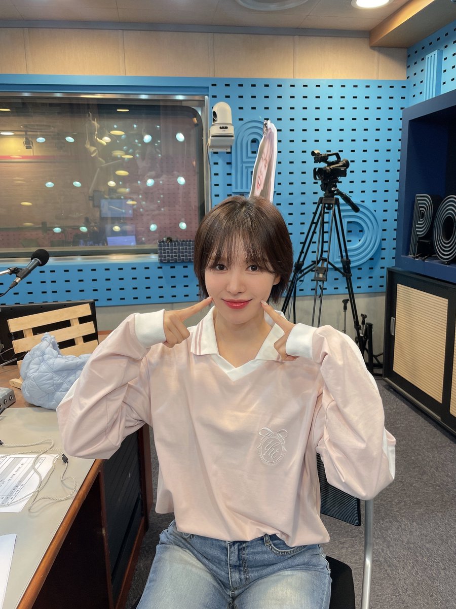 RVsmtown's tweet photo. 비도 오는데 감기 조심하세요!😂
오늘의 영스트리트입니다💙

#웬디 #WENDY #완디
#RedVelvet #레드벨벳 
#웬디의영스트리트 #영스트리트
#영스 #SBS https://t.co/cO4qWXeB2n