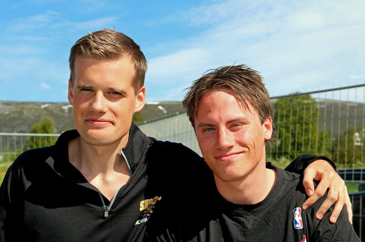 Vi tar segwayene våre og ruller inn i studio i morgen, med besøk av en ekte breddenomade - mannen til høyre på bildet, Christopher Tian Olsen. Vi forventer spørsmål både fra mannen til venstre og alle dere andre. Fyr!