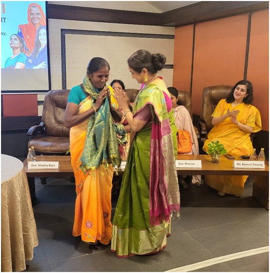 DAY_NRLM's tweet photo. 📷Smt. Selvi, an entrepreneur from Tamil Nadu shared her experience, challenges, and successes of her journey towards facilitating rural #SHG women in earning livelihoods for themselves and their families.
#W20Summit #SamaveshiVikaas #MoRD #DAYNRLM https://t.co/TxIBPVDFTf