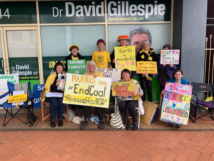 23/6/23 Doing our usual #fridaysforfuture action outside our useless @DaveGillespieMP's office
Lots of chats with people passing by & special visit frm a young school striker.
#fridaysforforests
#stopnativeforestlogging
#NoNewCoal
#NoNewGas
#FundOurFutureNotGas
#handsoffournannas