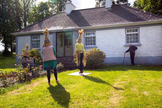 IMDTJohnScott's tweet photo. Edwina Guckian alongside 6 musicians and dancers from @AircDamhsa will perform as the Mummers an old pagan tradition of dressing in straw disguise and calling from house to house to perform and bring luck to the family

GATHERING 1 @projectarts 

https://t.co/Dyk4ml8sab
#DFTD23 https://t.co/4o5NwGKWBZ