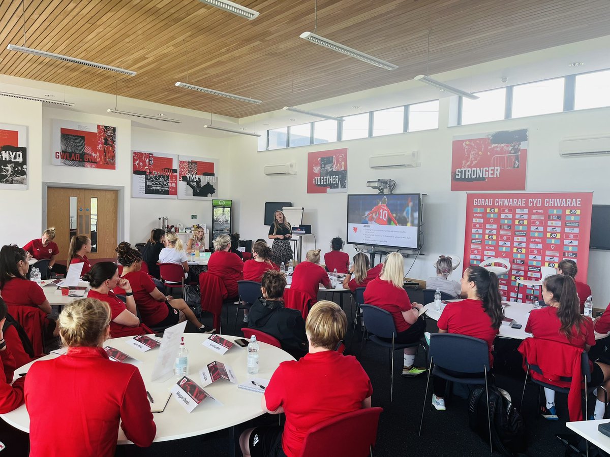 HuntLowri's tweet photo. What a week on the @FAWCoachEd UEFA B residential! A week full of learning, being comfortable with being uncomfortable and coming out the other end as a better coach. A huge thanks to the mentors @niadavies90 @nicanderson27 and @yzzytaylor for their support ⚽️🏴󠁧󠁢󠁷󠁬󠁳󠁿 https://t.co/pon8ml5in9