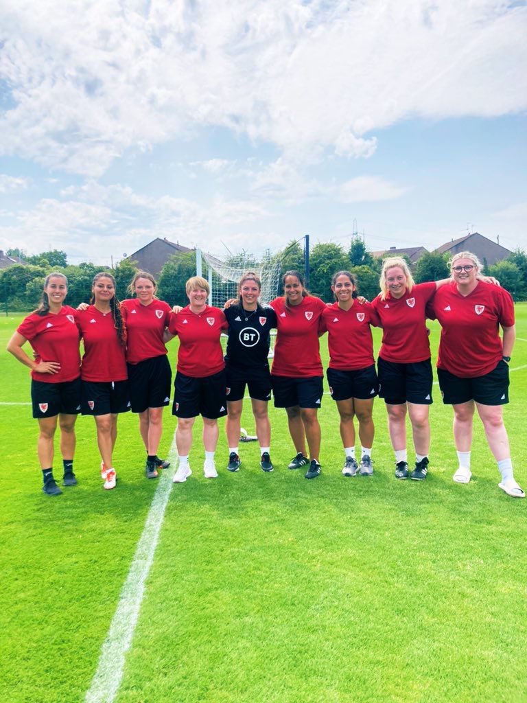 HuntLowri's tweet photo. What a week on the @FAWCoachEd UEFA B residential! A week full of learning, being comfortable with being uncomfortable and coming out the other end as a better coach. A huge thanks to the mentors @niadavies90 @nicanderson27 and @yzzytaylor for their support ⚽️🏴󠁧󠁢󠁷󠁬󠁳󠁿 https://t.co/pon8ml5in9