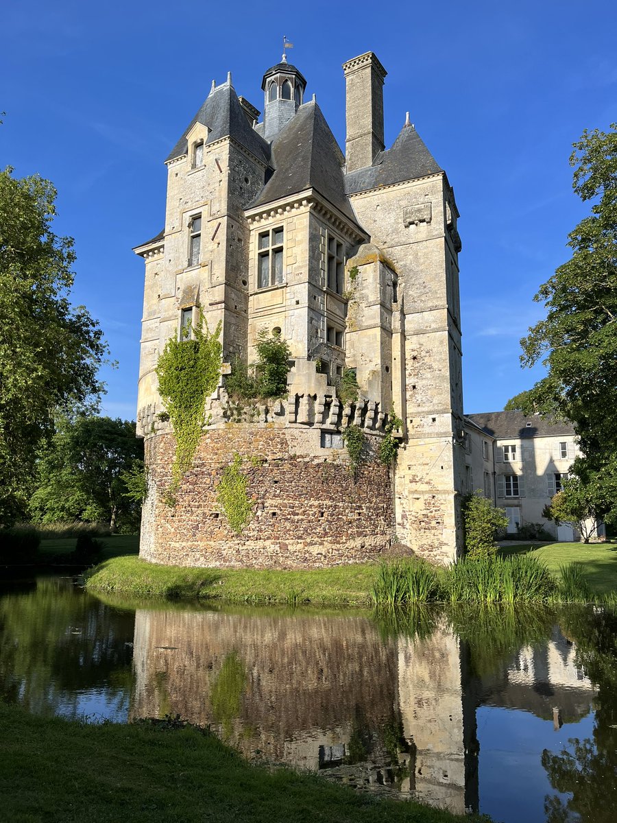 VerotCelia's tweet photo. @fond_patrimoine grâce à @airbnb_fr
 verse une aide exceptionnelle pour le magnifique château d’Aubry en Exmes, un lieu de rêve mais aussi un projet écologique de développement durable, ancré dans la réalité du territoire du Cœur de l’Orne 👏👏 @ornedepartement https://t.co/0BDSJzfpDz