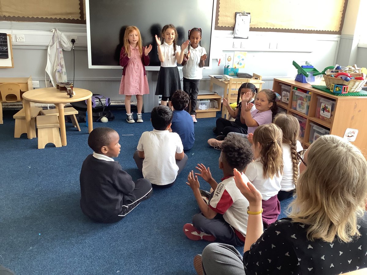 During our music sessions, P1 have been singing lots of different songs to Nora's ukulele. We especially like the 'apples and bananas', 'che che kule' and postman song.🎵