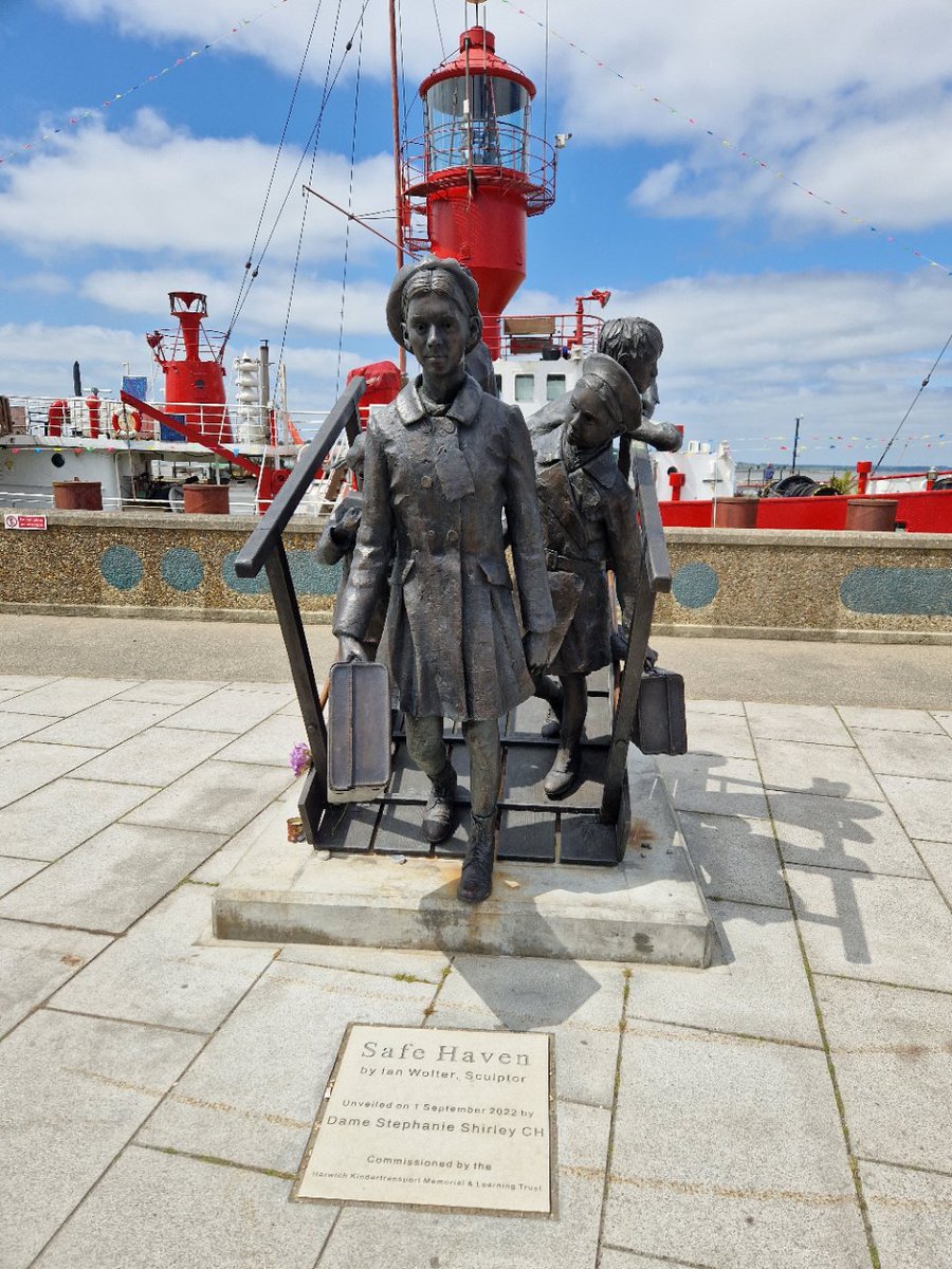 Opposite the iconic Pier Hotel (run by @milsomhotels), it's hard to miss the recently-installed Kindertransport Memorial (@KT_memorial) which remembers the key role the town played in helping Jewish evacuees prior to World War II.