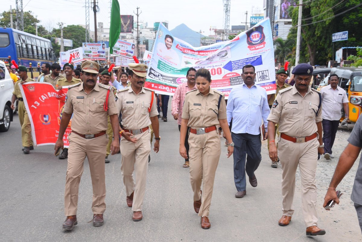 APPOLICE100's tweet photo. Drug abuse&illicit trafficking of drugs. In this regard posters were released&massive #rallies with anti-narcotics pledge were organized to raise awareness about the devastating effects of drug abuse.(2/2)
#StopStigmaAndDiscrimination
#WorldDrugDay2023
#SayNoToDrugs
#SayYesToLife https://t.co/meQMWh3MNN