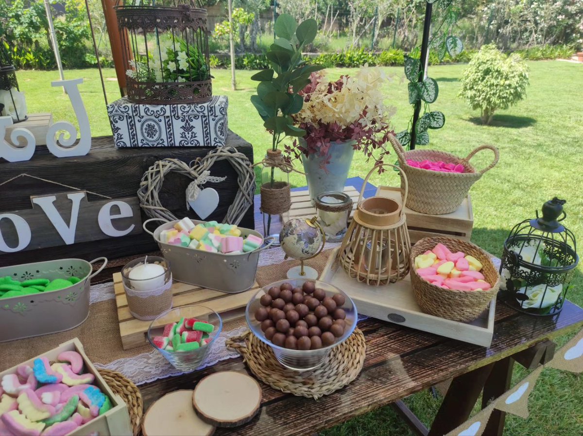 dulziamassanass's tweet photo. Fin de semana de Candy Bar para la boda de Maria&amp;Javier!! Enhorabuena y gracias por elegirnos. #Dulzia #massanassa #boda #candybar #regalosoriginales #detallespersonalizados #wedding #regalosdulces #regalospersonalizados #mesadulce #chuces #love https://t.co/V7Zh8aHVfG