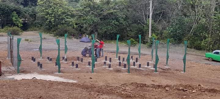 Este Domingo en la tarde se continúa trabajando en el montaje  del equipamiento para el cambio de matriz energética en los asentamientos de Guesigua, Cañete  y Yamaniguey entre la Empresa mecánica  del níquel y la ueb de acueducto en #Moa