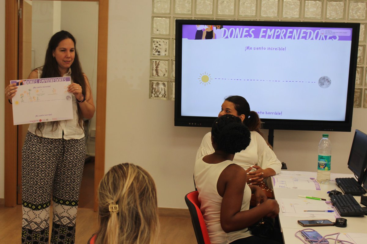 mapeve83's tweet photo. 🚀¡Increíble primer día del taller Dones Emprenedores! Creando un espacio donde las #mujeres pueden brillar y transformar ideas en realidades. Con el poder del Design Thinking, impulsamos la #innovaciónsocial y el espíritu emprendedor femenino. 💫  💡 #EspaiLaComa #RedEspaiTIC https://t.co/kDFZRGE9TZ