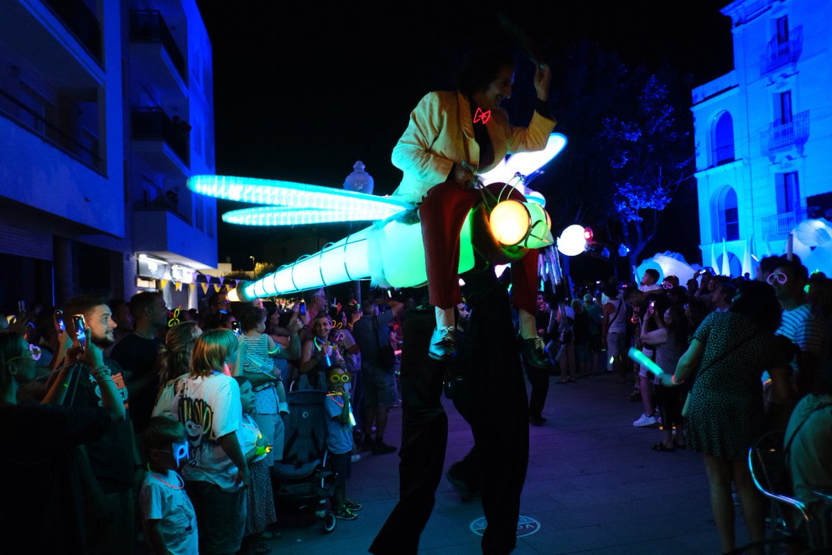 AjuntamentOlesa's tweet image. 🔴 NIT DE LA LLUM

🏮 Ahir Olesa es va il·luminar amb la #Festa de la #Llum en la qual van participar centenars de persones amb objectes i complements lluminosos.

📸 Compartim amb vosaltres un recull de fotografies d'aquest acte tan ben rebut. #FMOlesa23