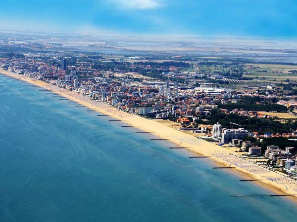 venditacase's tweet photo. Hotel in Jesolo a pochi metri dalla spiaggia, possibile acquisto con prezzo abbassato ..... https://t.co/dQ8lXcqF21