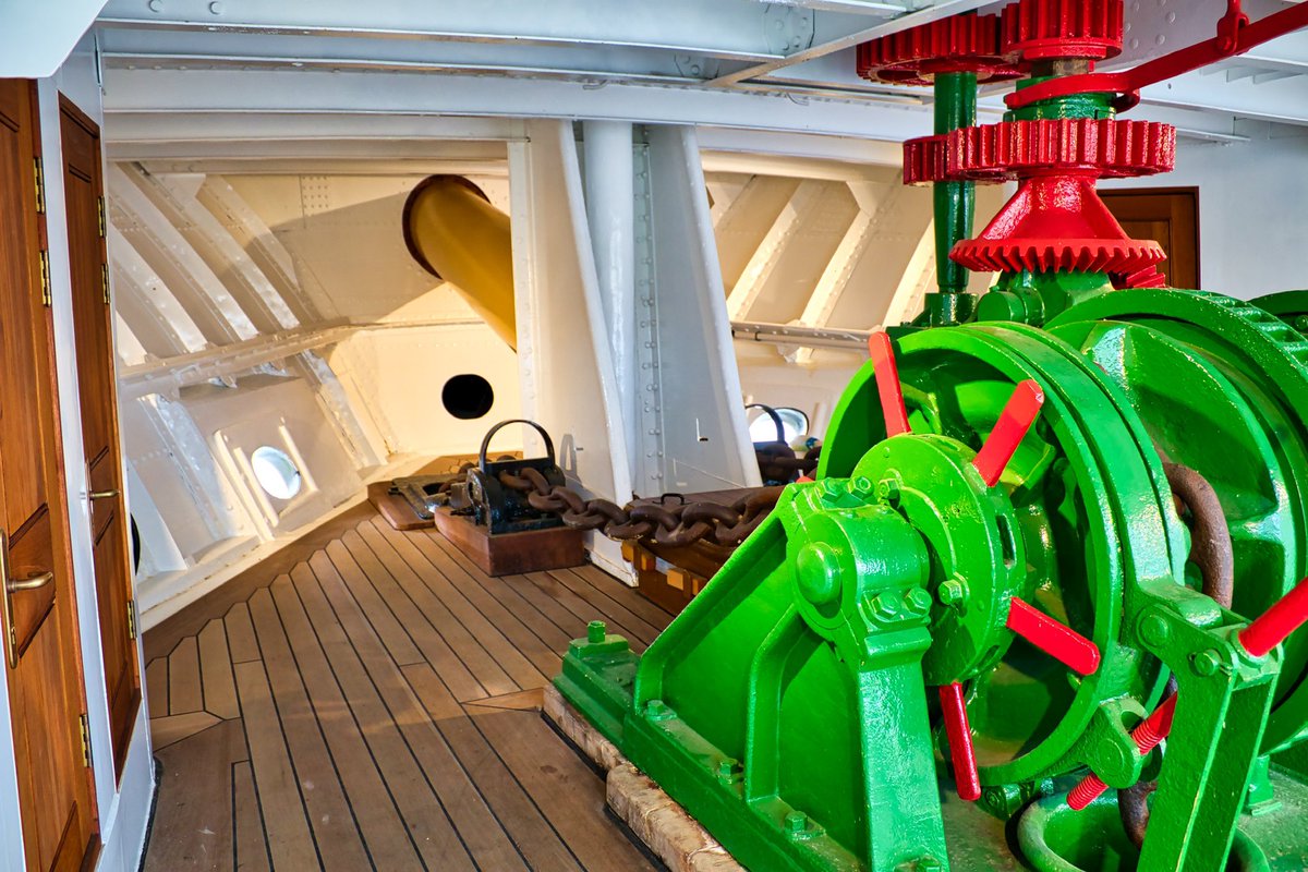 Bug mit Ankerwinsch• bow w/ windlass
Foto: Britta Samelin
🪢💨🌊⚓️❤️🛟
#viermastbarkpeking #pekingfreunde #deutscheshafenmuseum 
#freundederviermastbarkpeking #FlyingPLiner #hamborgerveermaster