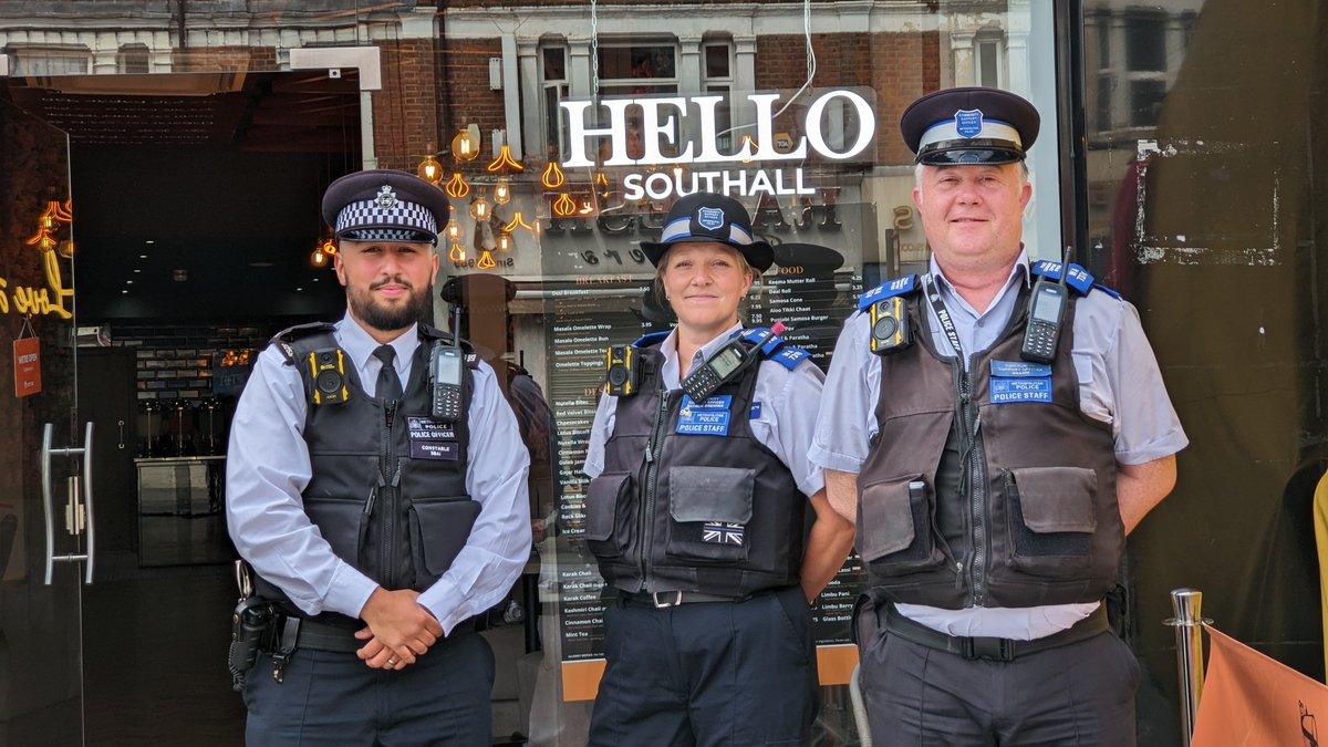 VisitSouthall's tweet photo. Don’t just moan about it
Come and talk to your police
NOW
outside @JalebiJunction & @KarakChaii
Pleased to meet and speak with everyone
#MoreTrust #EngagingWithOurCommunity #Southall #SouthallBroadway https://t.co/DLgsJ0n6ye
