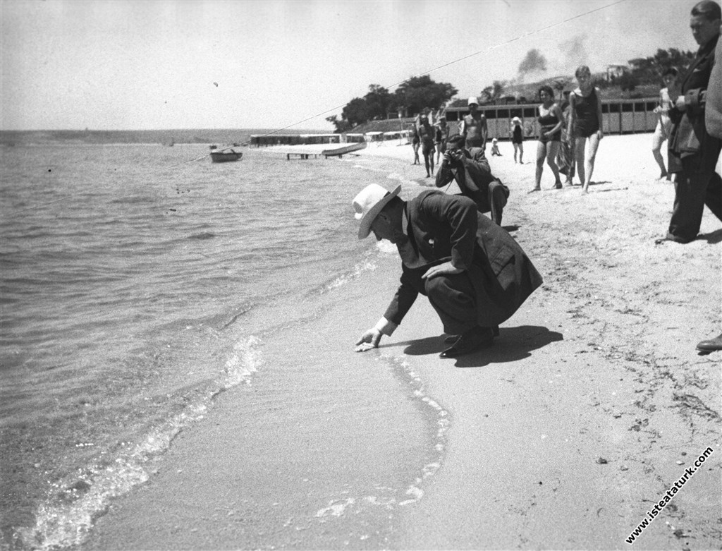 Mustafa Kemal Atatürk, Florya'da denizin sıcaklığına bakıyor. 

28 Haziran 1935